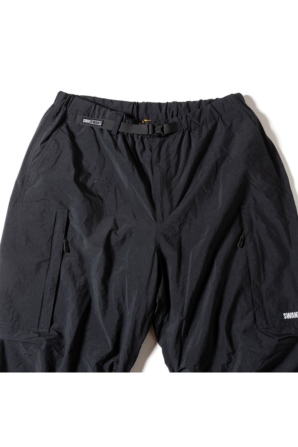 [GSMP-070] 브러쉬드 메쉬 라이닝 필드 팬츠 블랙은 남성용 필드 팬츠로, 가을과 겨울에 착용하기 좋습니다. MACLOWLY® 소재를 사용하여 내구성이 뛰어나며, 발수 및 보온 기능을 제공합니다. 와이드핏에 두꺼운 두께감으로 제작되었으며, 기모 메쉬 안감으로 편안한 착용감을 선사합니다. 무릎 액션 프리츠 디자인과 주름이 잘 생기지 않는 특징으로 활동성과 관리가 용이합니다. 등산룩, 캠핑룩, 고프코어 및 스포티, 워크웨어 스타일을 즐기는 분들께 추천합니다.
