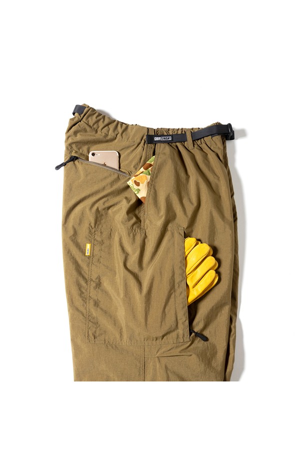 [GSMP-070] 브러쉬드 메쉬 라이닝 필드 팬츠 코요테는 남성용 필드 팬츠로, 가을과 겨울에 적합한 두꺼운 두께감과 보온성을 제공합니다. 발수 기능과 톤온톤 무지의 코요테 컬러가 특징이며, 밀리터리 및 아웃도어 스타일을 연출합니다. MACLOWLY® 소재를 사용하여 내구성을 높였으며, 무릎 액션 프리츠 디테일로 활동성을 더했습니다. 와이드핏으로 편안함을 강조하며, 기모 메쉬 안감으로 부드러운 착용감을 선사합니다. 캠핑룩, 등산룩, 여행룩, 고프코어 및 워크웨어 스타일을 즐기는 분들께 추천합니다.
