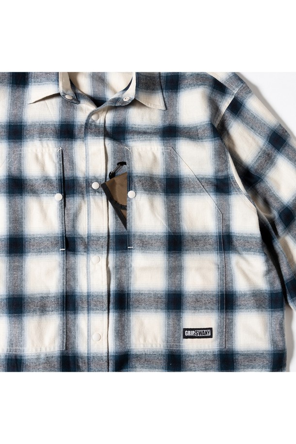 [GSMSH-071] 브러쉬드 체크 셔츠 블루는 남성용 셔츠로, 가을, 겨울 시즌에 어울리는 캐주얼 스타일의 긴소매 셔츠입니다. 부드러운 기모 플란넬 소재로 제작되어 포근한 착용감을 선사하며, 레귤러 핏으로 편안하게 착용할 수 있습니다. 블루와 화이트 컬러의 체크 패턴이 돋보이며, 가슴 부분의 패치 포켓이 디자인 포인트를 더합니다. 카라 디자인과 두꺼운 두께감으로 보온성을 높여 일상복으로 활용하기 좋습니다.
