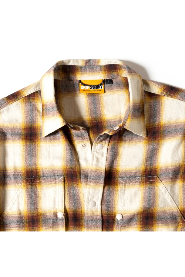 [GSMSH-071] 브러시드 체크 셔츠 브라운은 부드러운 기모 플란넬 소재로 제작되어 가을, 겨울 시즌에 따뜻하게 착용할 수 있습니다. 톤 다운된 브라운 컬러의 체크 패턴이 캐주얼하면서도 클래식한 분위기를 연출합니다. 레귤러핏으로 편안한 착용감을 제공하며, 긴 소매와 카라 디자인으로 깔끔한 실루엣을 완성합니다. 가슴 부분의 패치 포켓 디테일이 실용성을 더하며, 출근룩 또는 비즈니스 캐주얼 스타일에도 활용하기 좋습니다. 부드러운 촉감의 두꺼운 두께감으로 포근함을 느낄 수 있습니다.
