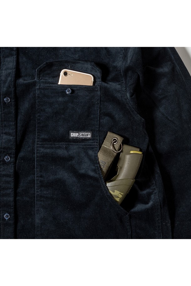 [GSMSH-072] 코듀로이 스트레치 필드 셔츠 블랙은 가을, 겨울철 남성분들을 위한 차이나칼라 디자인의 필드 셔츠입니다. 부드러운 촉감의 코듀로이 소재에 신축성을 더하여 편안한 착용감을 선사하며, 레귤러 핏과 넉넉한 기장으로 제작되었습니다. 워크웨어와 캐주얼 스타일 모두 소화 가능하며, 출근룩과 모임룩으로 활용하기 좋습니다. 블랙 컬러의 무지 디자인에 패치 포켓 디테일이 더해져 실용성을 높였습니다. 
