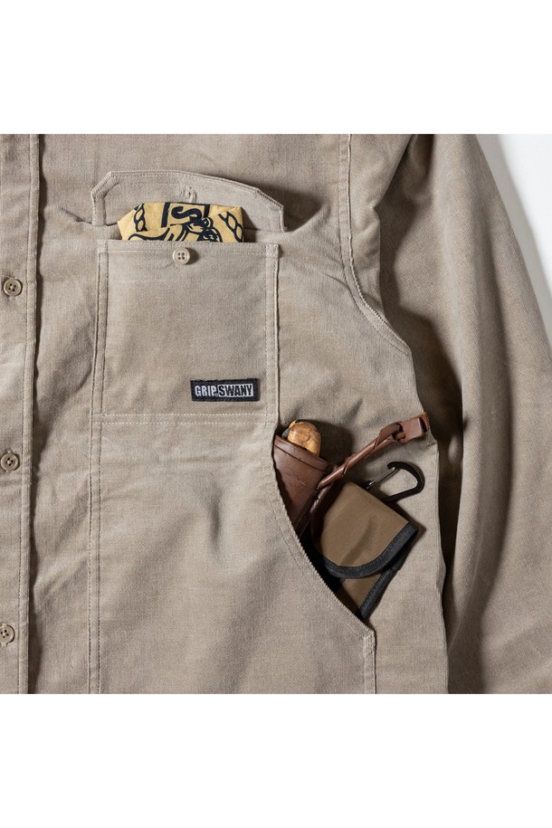 GSMSH-072 코듀로이 스트레치 필드 셔츠 베이지는 가을, 겨울 시즌 남성들을 위한 필드 셔츠입니다. 부드러운 촉감의 두꺼운 코듀로이 소재로 제작되어 보온성과 신축성을 제공하며, 일상과 워크웨어 스타일 모두 소화 가능합니다. 차이나칼라와 레귤러핏 디자인, 그리고 넉넉한 수납을 위한 대용량 패치 포켓 디테일이 특징입니다. 캐주얼, 워크웨어, 클래식 스타일을 아우르며 출근룩, 캠핑룩 등 다양한 TPO에 활용하기 좋습니다. 베이지 컬러의 무지 디자인으로 어떤 스타일에도 쉽게 매치할 수 있습니다.
