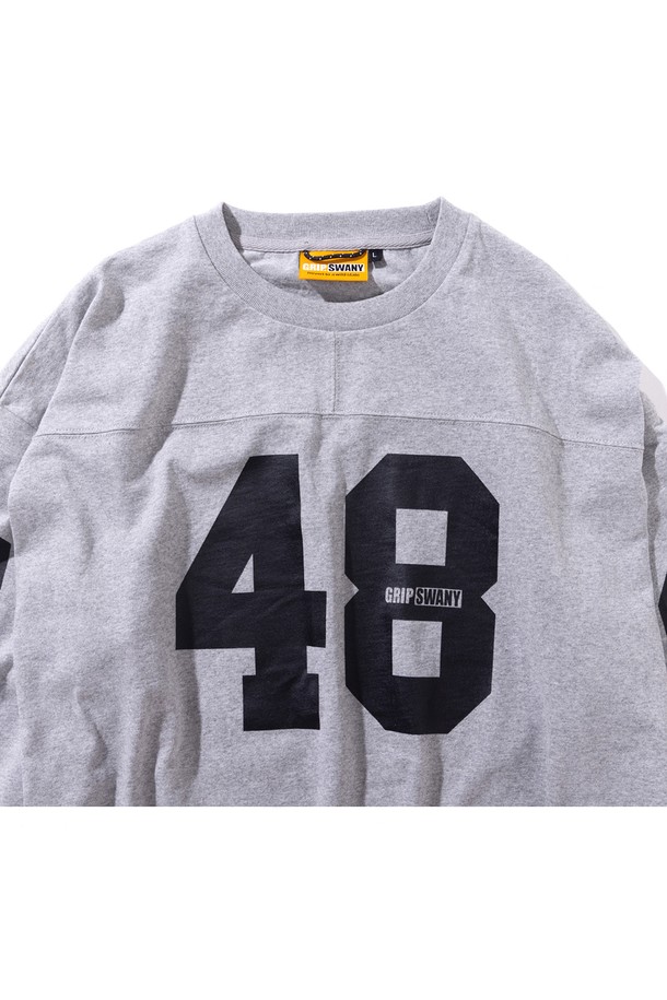 [GSMCT-073] 풋볼 티셔츠 헤더 그레이는 8온스 오픈엔드 텐지르 면 소재로 제작되어 부드러운 촉감을 자랑하는 긴 소매 티셔츠입니다. 레귤러핏으로 편안하게 착용 가능하며, 라운드 넥 디자인으로 깔끔한 인상을 줍니다. 헤더 그레이 컬러에 앞뒤 소매 넘버링 프린팅으로 스포티하고 캐주얼한 스타일을 연출합니다. 일상, 산책, 캠핑 등 다양한 TPO에 활용 가능한 실용적인 아이템입니다. 봄, 여름, 가을 시즌에 활용하기 좋은 두께감의 레귤러 기장 티셔츠입니다.
