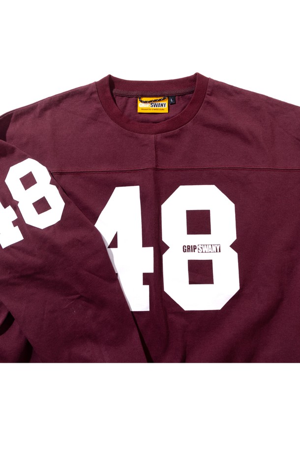 **[GSMCT-073] 풋볼 티셔츠 버건디**는 스포티한 스타일과 캐주얼한 분위기를 동시에 연출하는 긴소매 티셔츠입니다. 8온스 오픈엔드 텐지르 면 소재로 제작되어 부드러운 촉감을 선사하며, 두꺼운 두께감으로 따뜻하게 착용할 수 있습니다. 라운드넥 디자인에 앞뒤 소매 넘버링 프린팅으로 포인트를 더했으며, 버건디 컬러가 매력적인 제품입니다. 스포츠 활동은 물론, 일상에서도 편안하게 즐길 수 있는 아이템입니다.
