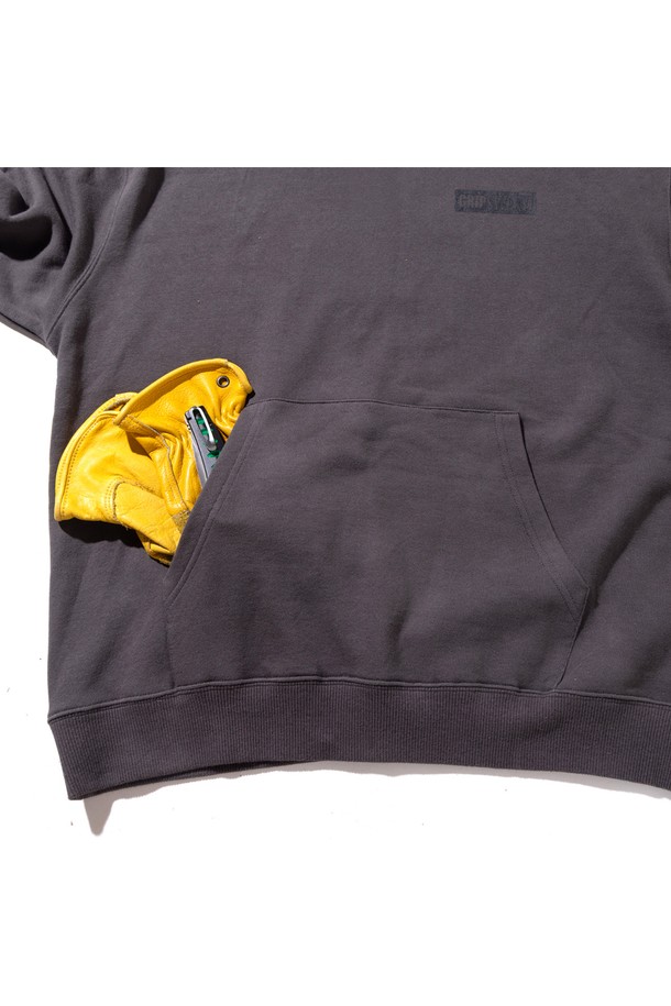 [GSMCT-075] GS 스웨트 후디 스틸 그레이는 봄, 가을, 겨울 모두 활용 가능한 공용 후드티입니다. 부드러운 면 소재로 제작되어 편안한 촉감을 제공하며, 루즈핏 실루엣으로 여유로운 착용감을 선사합니다. 무지 디자인에 스틸 그레이 컬러가 더해져 캐주얼하고 베이직한 스타일을 연출하며, 코드 스토퍼 디테일로 포인트를 더했습니다. 캠핑룩이나 집콕룩 등 다양한 TPO에 활용 가능하며, 미니멀한 스타일을 즐기는 분들께 추천합니다.
