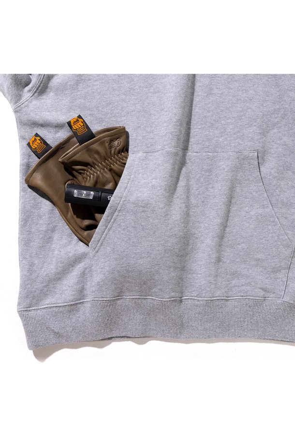 [GSMCT-075] GS 스웨트 후디 헤더 그레이는 캐주얼, 미니멀, 클래식 스타일을 아우르는 공용 후드 티셔츠입니다. 부드러운 면 소재에 릴랙스 핏으로 제작되어 편안한 착용감을 선사하며, 봄, 가을, 겨울 시즌에 활용하기 좋습니다. 헤더 그레이 컬러에 무지 디자인으로 어떤 스타일에도 잘 어울립니다. 두꺼운 두께감과 긴 소매 기장으로 따뜻함을 유지하며, 코드 스토퍼와 아즈마 뒷면 기계 제작으로 섬세함을 더했습니다. 집콕룩, 캠핑룩 등 다양한 TPO에 활용할 수 있는 베이직한 아이템입니다.
