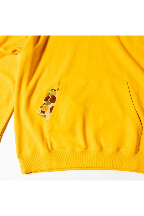 GS 스웨트 후디 옐로우 '[GSMCT-075]'는 면 소재의 루즈핏 후드 티셔츠입니다. 부드러운 촉감과 베이직한 디자인으로 캐주얼, 미니멀 스타일을 연출하기 좋습니다. 봄, 가을, 겨울 모두 착용 가능하며, 캠핑룩 또는 집콕룩으로 활용하기 좋습니다. 옐로우 컬러의 무지 디자인에 코드 스토퍼로 후드 조절이 가능하며, 아즈마 뒷면 기계 제작으로 제작되었습니다. 긴 소매 기장의 레귤러 기장 상의로 편안하게 착용할 수 있습니다.
