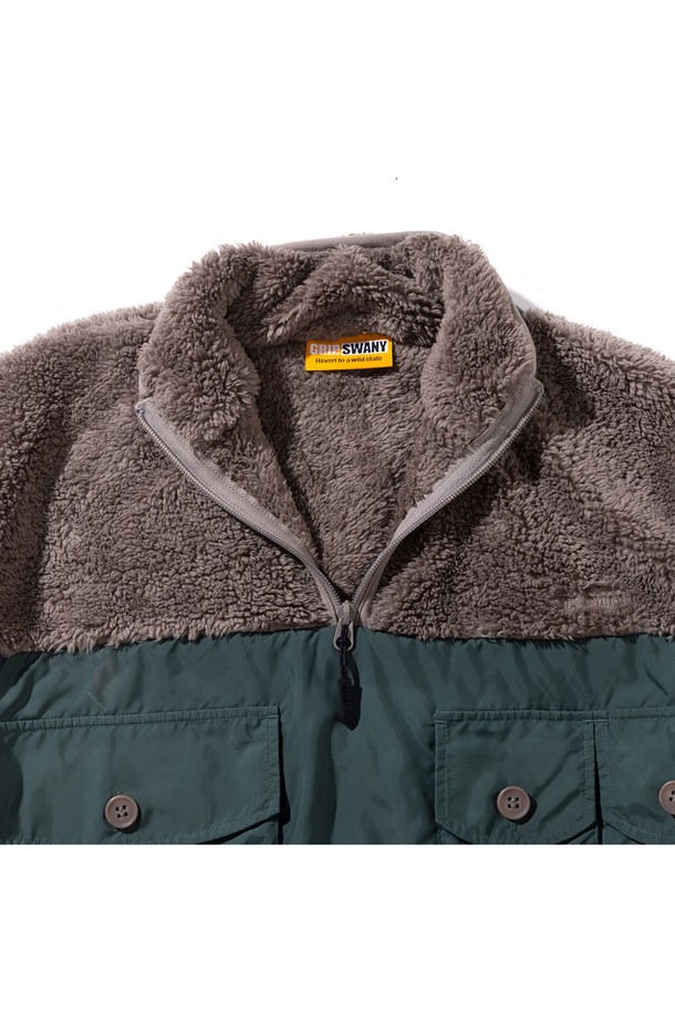 [GSWCT-080] HIGHNECK CORAL FLEECE PULLOVER MOCHA는 부드러운 플리스 소재와 나일론 소재를 혼방하여 제작된 여성용 풀오버입니다. 가을, 겨울 시즌에 어울리는 두꺼운 두께감으로 따뜻하게 착용할 수 있으며, 루즈핏 디자인으로 편안한 착용감을 선사합니다. 하이넥 디자인과 가슴 포켓 디테일이 돋보이며, 모카 컬러와 그린 컬러 두 가지로 출시되었습니다. 캐주얼하고 미니멀한 스타일을 연출하기에 좋은 아이템입니다.
