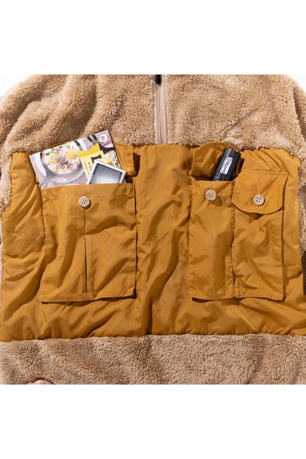 [GSWCT-080] 하이넥 코랄 플리스 풀오버 베이지는 여성용 플리스 자켓입니다. 베이지 및 머스타드 컬러로 출시되었으며, 가을과 겨울에 따뜻하게 착용할 수 있습니다. 루즈핏의 두꺼운 플리스 소재에 하이넥 디자인과 가슴 포켓, 배색 디테일로 캐주얼, 스포티한 스타일을 연출합니다. 산책룩, 캠핑룩 등 다양한 TPO에 활용 가능하며, 미니멀한 스타일을 선호하는 분들께 추천합니다. 부드러운 촉감과 긴 소매 기장으로 편안함을 더했습니다.
