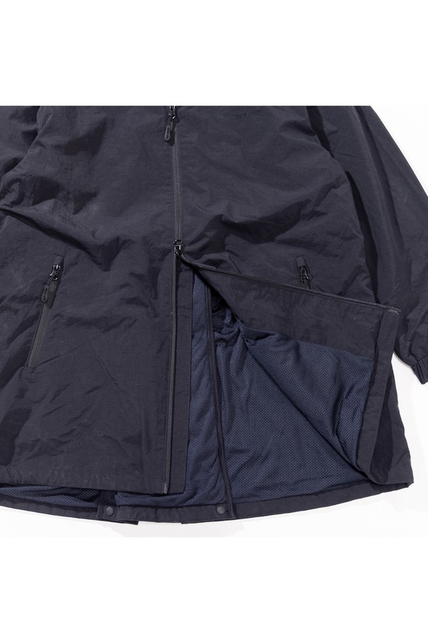 [GSWJ-081] 브러쉬드 메쉬 안감 코트 블랙은 우아한 스타일을 추구하는 여성들을 위한 미디엄 기장의 후드 코트입니다. 블랙 컬러의 무지 디자인으로, 출근룩과 여행룩 등 다양한 TPO에 활용 가능합니다. A라인 핏에 뒷면 플리츠 디테일을 더해 여성스러운 실루엣을 연출하며, 발수 기능을 갖춰 야외 활동에도 적합합니다. 두꺼운 두께감의 나일론 소재와 부드러운 촉감, 기모 메쉬 안감으로 가을, 겨울철 따뜻하고 편안하게 착용할 수 있습니다. 클래식, 미니멀, 캐주얼 스타일 모두 소화 가능한 활용도 높은 아이템입니다.
