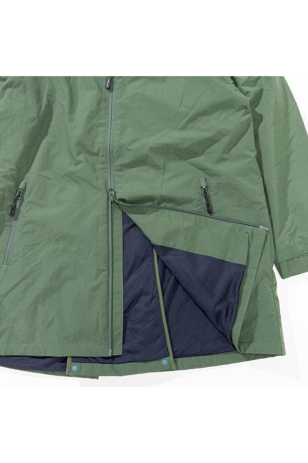 [GSWJ-081] 브러쉬드 메쉬 라이닝 코트 그린은 여성스러운 스타일을 연출하는 미디엄 기장의 후디 코트입니다. 그린 컬러의 무지 디자인으로, 가을과 겨울에 따뜻하게 착용할 수 있습니다. A라인 핏에 집업 방식으로 편안하게 여밀 수 있으며, 발수 기능과 보온성을 갖춰 일상 및 아웃도어 활동에 적합합니다. 특히 플리츠 디테일과 부드러운 촉감의 기모 안감, 메쉬 라이닝으로 고급스러움을 더했습니다. 여행룩, 산책룩 등 다양한 TPO에 미니멀, 캐주얼, 클래식 스타일로 활용하기 좋습니다.
