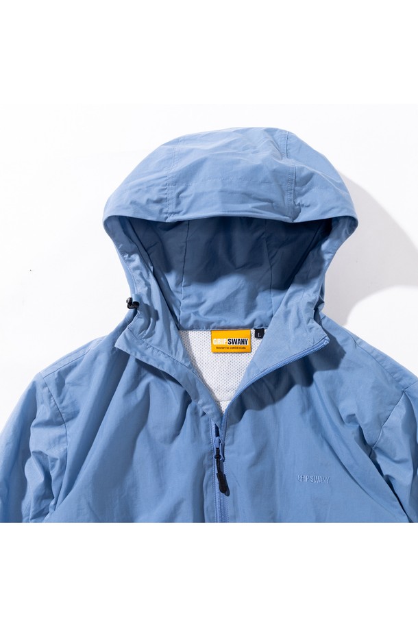 [GSWJ-081] 브러쉬드 메쉬 라이닝 코트 블루는 가을과 겨울, 일상과 아웃도어 활동 모두에 적합한 여성용 코트입니다. 캐주얼, 미니멀, 고프코어 스타일을 아우르며 여행룩, 캠핑룩 연출에 용이합니다. 블루 컬러의 무지 디자인에 A라인 핏으로 세련된 실루엣을 선사하며, 긴 소매와 후드, 집업 여밈 방식으로 편안함을 더했습니다. 두꺼운 두께감과 부드러운 촉감의 나일론 소재, 기모 안감, 발수 기능, 메쉬 라이닝, 플리츠 디테일이 특징입니다. 보온성과 발수 기능을 갖춘 실용적인 아이템입니다.
