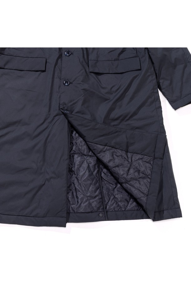 [GSWJ-082] 소티엔 카라 푸퍼 코트 블랙은 여성스러운 A라인 핏과 롱 기장으로 세련된 실루엣을 연출합니다. 겨울철 따뜻함을 책임지는 두꺼운 두께감의 패딩 충전재와 플리츠 디테일이 돋보이는 디자인입니다. 미니멀하고 클래식한 스타일로 출근룩에 적합하며, 싱글 버튼 여밈 방식으로 깔끔하게 착용할 수 있습니다. 블랙 컬러의 무지 디자인으로 어떤 옷에도 쉽게 매치하여 다양한 스타일을 연출할 수 있습니다. 나일론 소재로 제작되어 가볍고 편안한 착용감을 선사합니다.
