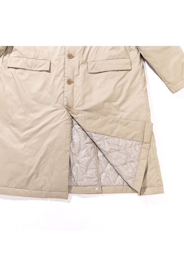 [GSWJ-082] 수티앵칼라 푸퍼 코트 베이지는 여성용 패딩 코트로, 겨울철 일상과 출근룩에 적합한 미니멀하고 클래식한 스타일을 연출합니다. 롱 기장의 A라인 핏으로, 무지 디자인에 버튼 여밈 방식을 갖추고 있습니다. 겉감은 나일론 소재이며, 두꺼운 두께감과 긴 소매 기장으로 보온성을 높였습니다. 

**추가 정보:**

*   **안감**: 패딩
*   **기타 특징**: 플리츠 디테일 및 충전재 포함
