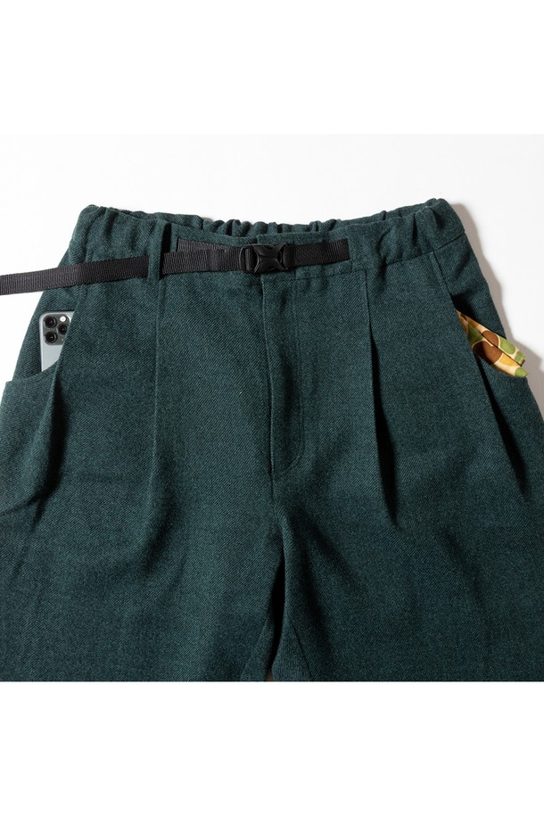[GSWP-084] 울 라이크 테이퍼드 팬츠 다크 그린은 가을, 겨울 시즌을 위한 여성용 테이퍼드 팬츠입니다. 부드러운 촉감의 울 소재로 제작되어 편안한 착용감을 선사하며, 톤 다운된 다크 그린 컬러가 클래식한 무드를 연출합니다. 루즈핏에 투턱과 플리츠, 멜란지 디테일이 더해져 세련된 실루엣을 완성하며, 밴딩 허리 디자인으로 활동성을 높였습니다. 오피스룩, 출근룩, 모임룩 등 다양한 TPO에 활용할 수 있는 미니멀하고 클래식한 스타일의 긴 바지입니다.
