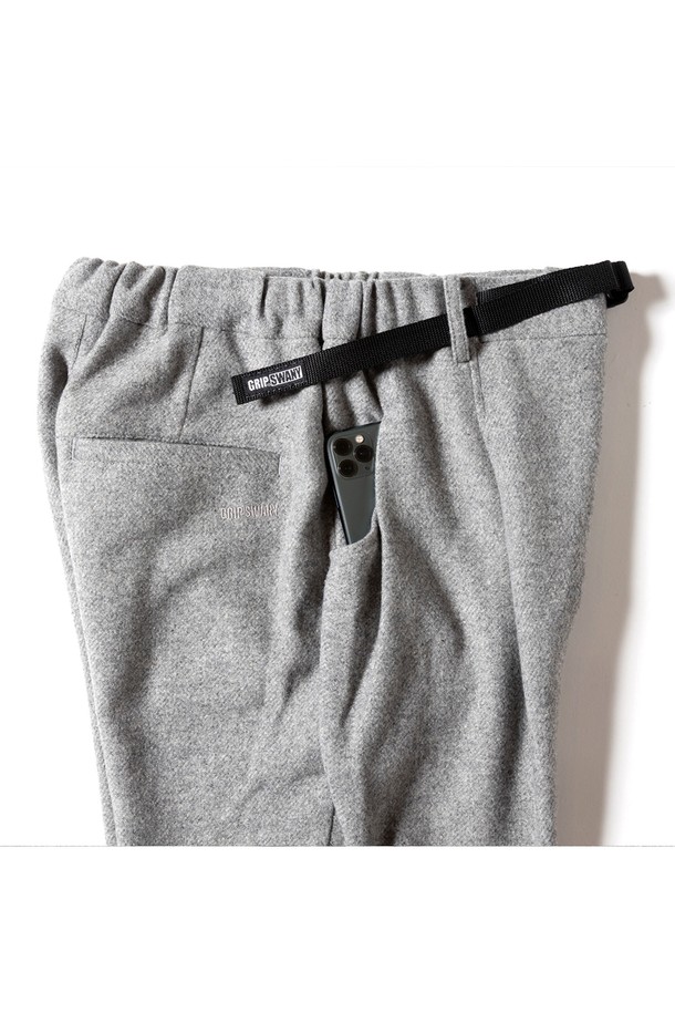 [GSWP-084] 울 라이크 테이퍼드 팬츠 그레이는 부드러운 촉감의 울 소재로 제작되어 가을, 겨울 시즌에 착용하기 좋은 여성 테이퍼드 팬츠입니다. 멜란지 느낌의 은은한 그레이 컬러와 무지 패턴이 어우러져 클래식하고 베이직한 분위기를 연출합니다. 허리 밴딩과 투턱 디테일, 플리츠 디자인으로 편안한 착용감과 세련된 실루엣을 동시에 선사합니다. 출근룩, 오피스룩, 비즈니스 캐주얼 등 다양한 TPO에 활용 가능한 레귤러핏 긴바지입니다. 미니멀하고 시크한 스타일을 선호하는 분들께 추천합니다.
