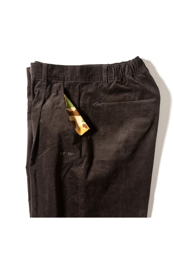 GSWP-085 코듀로이 스트레치 와이드 팬츠 다크 브라운은 여성용 바지로, 가을과 겨울에 따뜻하게 입을 수 있습니다. 부드러운 촉감의 코듀로이 소재에 스트레치 기능이 더해져 편안한 착용감을 제공하며, 와이드핏과 긴 기장으로 다리가 길어 보이는 효과를 줍니다. 캐주얼, 베이직 스타일을 연출하기 좋으며, 출근룩이나 모임룩으로 활용하기 좋습니다. 밴딩 처리로 편안함을 더했으며, 두꺼운 두께감으로 따뜻함을 유지해 줍니다.
