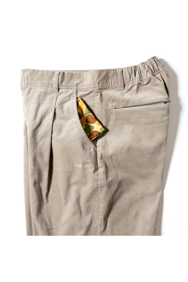 [GSWP-085] 코듀로이 스트레치 와이드 팬츠 베이지는 부드러운 코듀로이 소재로 제작되어 가을과 겨울에 따뜻하게 착용할 수 있습니다. 넉넉한 와이드 핏과 허리 밴딩으로 편안한 착용감을 제공하며, 스트레치 기능이 더해져 활동성을 높였습니다. 베이직하고 캐주얼한 디자인으로 산책룩, 집콕룩 등 다양한 TPO에 활용 가능하며, 미니멀, 클래식 스타일을 즐기는 분들께 추천합니다. 색상은 은은한 베이지 컬러로 어떤 상의와도 매치하기 용이합니다.
