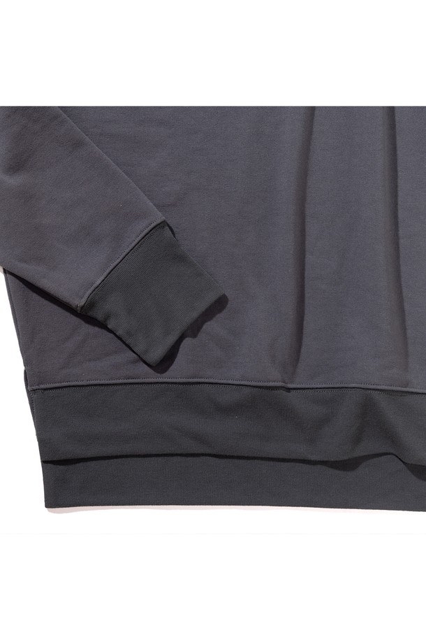 [GSWCT-087] 크롭 후디 차콜 그레이는 여성용 후드티입니다. 미니멀한 스타일의 크롭핏 디자인으로, 봄, 가을에 착용하기 좋습니다. 부드러운 폴리에스테르 소재로 제작되었으며, 로고 패턴이 특징입니다. 긴 소매 기장과 후드 디자인으로 편안함과 스타일을 동시에 제공하며, UV차단, 흡습, 속건, 안티 파일링 기능으로 실용성을 더했습니다.
