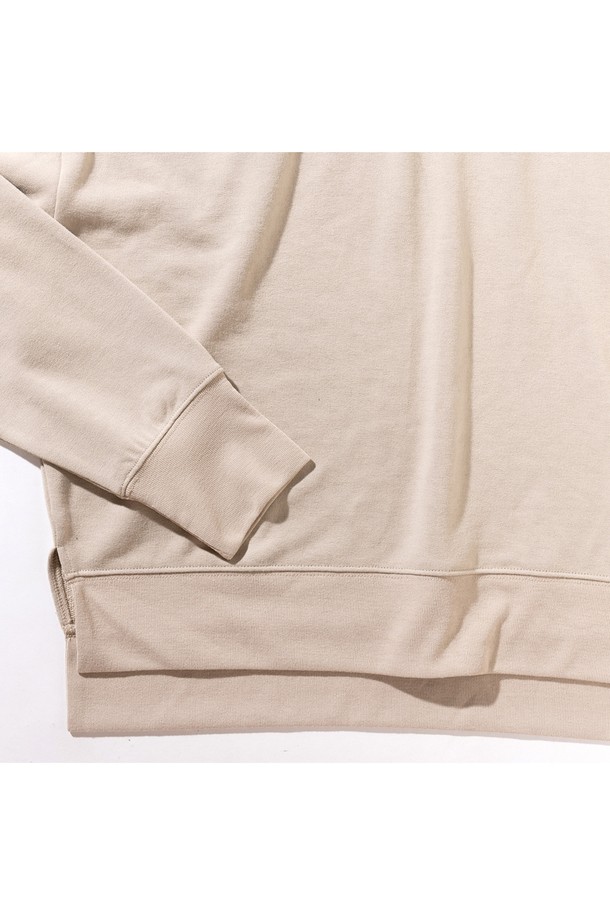 [GSWCT-087] 크롭 후디 베이지는 여성용으로, 봄, 가을에 어울리는 미니멀 스타일의 후드티입니다. 크롭 기장과 긴 소매 디자인으로 트렌디함을 더했으며, 베이지 색상에 로고 패턴으로 포인트를 주었습니다. 부드러운 촉감의 폴리에스테르 소재로 제작되어 편안한 착용감을 선사하며, UV 차단, 흡습, 속건 기능으로 실용성까지 갖춘 제품입니다. 안티 파일링 기능으로 옷감의 보풀 발생을 줄여 오랫동안 깔끔하게 입을 수 있습니다. 일상 속 캐주얼 룩 연출에 적합한 아이템입니다.
