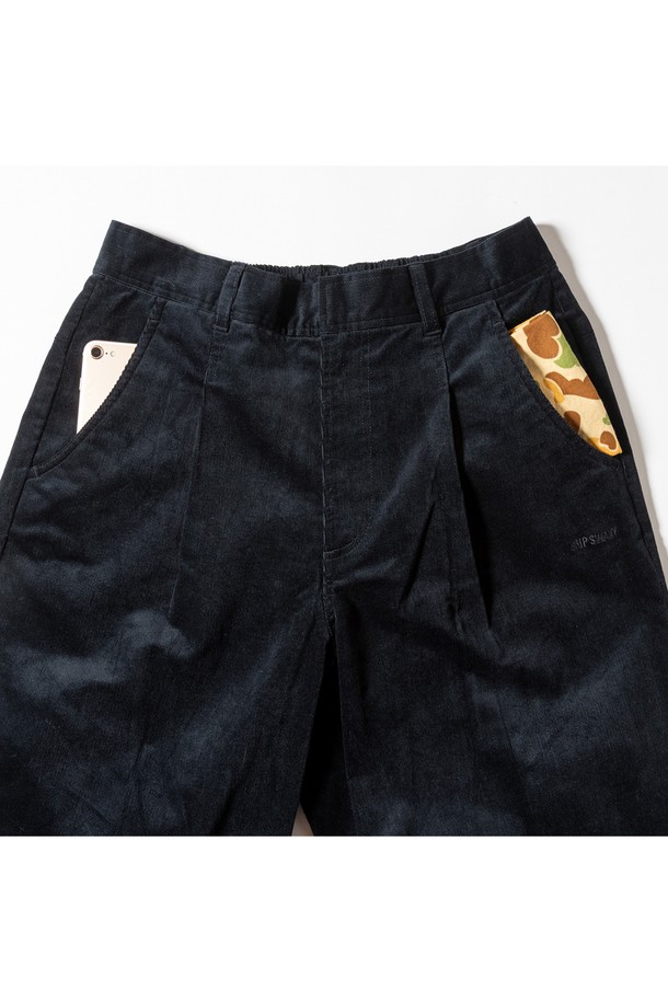 [GSWP-085] 코듀로이 스트레치 와이드 팬츠 블랙은 가을, 겨울 시즌에 어울리는 여성용 코듀로이 팬츠입니다. 부드러운 촉감의 두꺼운 코듀로이 소재에 스트레치 기능이 더해져 편안한 착용감을 선사합니다. 루즈핏 와이드 스타일로, 캐주얼, 미니멀, 클래식 스타일을 모두 소화하며, 출근룩으로도 활용 가능합니다. 허리 부분은 고무 밴딩 처리되어 활동성을 높였습니다. 무지 디자인의 블랙 컬러로 다양한 상의와 쉽게 매치할 수 있습니다.
