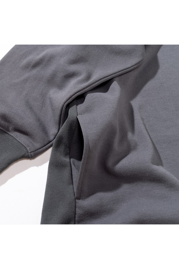 GSWCT-088 하이넥 스웨트 셔츠 차콜 그레이는 여성용으로, 가을과 겨울에 따뜻하게 착용하기 좋습니다. 부드러운 폴리에스터 소재로 제작되었으며, 레귤러 핏과 긴소매, 하이넥 디자인으로 클래식하고 미니멀한 스타일을 연출합니다. UV 차단, 흡습, 속건 기능이 있어 실용적이며, 옆면 리브와 절개 포켓, 안티 파일링 처리로 내구성을 높였습니다. 출근룩으로 활용하기 좋으며, 무지 패턴의 차콜 그레이 컬러로 다양한 스타일링에 활용할 수 있습니다.
