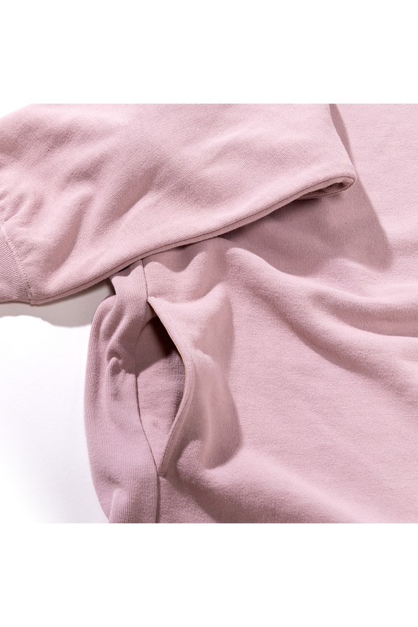 [GSWCT-088] 하이넥 스웻 핑크는 여성 의류 상의로, 봄, 가을에 착용하기 좋은 레귤러 핏의 하이넥 스웻셔츠입니다. 부드러운 촉감의 폴리에스테르 소재로 제작되었으며, 두꺼운 두께감으로 포근함을 더합니다. 핑크 컬러의 무지 디자인에, 긴 소매와 옆면 리브, 절개 포켓이 특징입니다. UV 차단, 흡습, 속건 기능으로 활동성을 높였으며, 안티 파일링 가공으로 내구성을 더했습니다. 클래식하고 미니멀한 스타일을 연출하기에 적합합니다.
