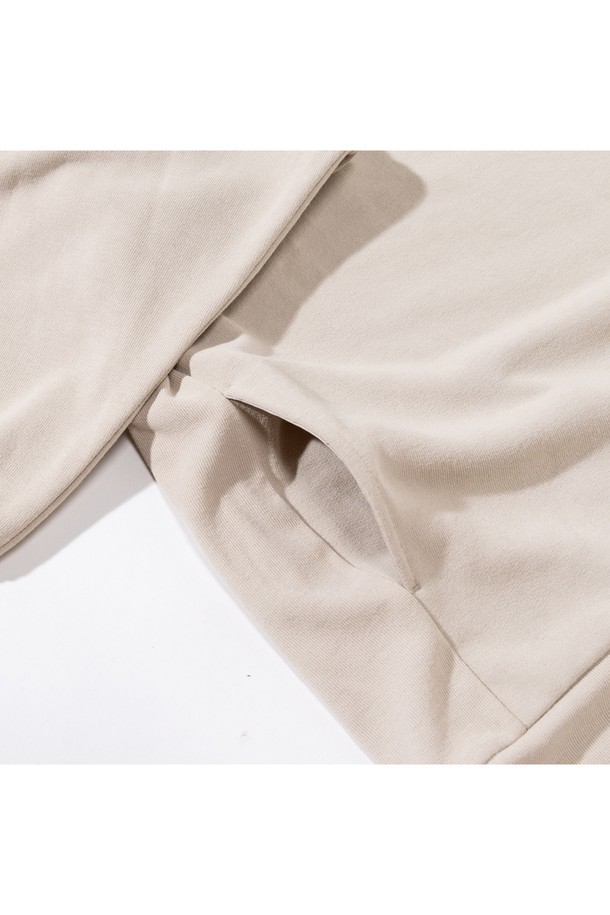 [GSWCT-088] 하이넥 스웨트 베이지는 가을, 겨울 시즌 여성 고객을 위해 디자인된 상의 스웨트셔츠입니다. 부드러운 촉감의 폴리에스테르 소재로 제작되었으며, 레귤러 핏과 레귤러 기장으로 편안한 착용감을 선사합니다. 하이넥 디자인과 긴소매, 무지 패턴이 클래식하고 미니멀한 스타일을 연출하며, 옆면 리브와 포켓 디테일이 실용성을 더합니다. UV 차단, 흡습, 속건 기능과 안티 파일링 처리로 기능성을 높였으며, 출근룩으로 활용하기 좋습니다.
