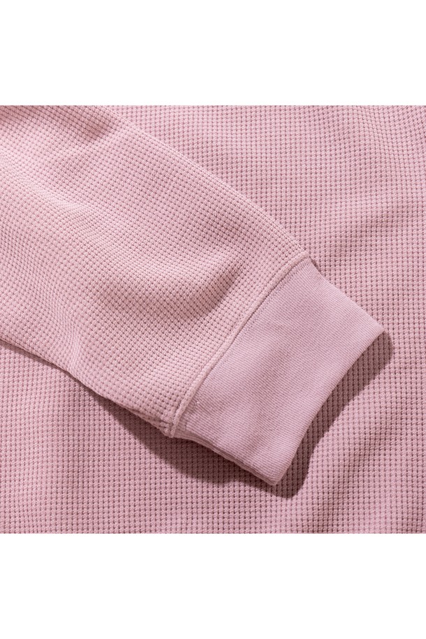 [GSWCT-089] 여성 써멀 L/S 티셔츠는 부드러운 촉감의 폴리에스터 소재로 제작되어 봄, 가을 간절기에 적합한 긴팔 티셔츠입니다. 은은한 핑크 컬러와 미니멀하고 베이직한 스타일로 어떤 룩에도 자연스럽게 매치됩니다. 라운드넥에 루즈핏으로 편안한 착용감을 제공하며, 와플 패턴이 돋보입니다. UV 차단, 흡습, 속건 기능과 안티 필링 처리로 실용성을 더했습니다. 데일리룩, 캐주얼룩, 클래식룩 등 다양한 스타일을 연출할 수 있습니다.
