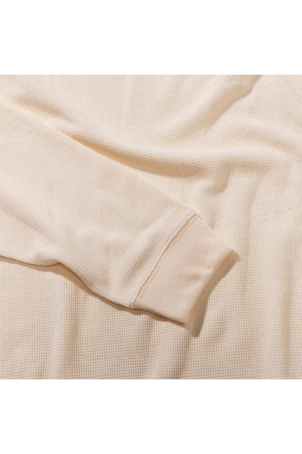 [GSWCT-089] 여성 써멀 긴소매 티셔츠 크림은 미니멀하고 베이직한 스타일의 여성용 티셔츠입니다. 부드러운 촉감의 폴리에스테르 와플 소재로 제작되어 사계절 내내 편안하게 착용할 수 있습니다. 넉넉한 루즈핏과 라운드넥 디자인으로 활동성을 높였으며, UV 차단, 속건 기능과 안티 파일링 기능으로 실용성을 더했습니다. 일상 및 산책룩에 적합하며, 리사이클 소재를 사용하여 환경까지 생각한 제품입니다. 크림 컬러로 어떤 하의에도 손쉽게 매치할 수 있습니다.
