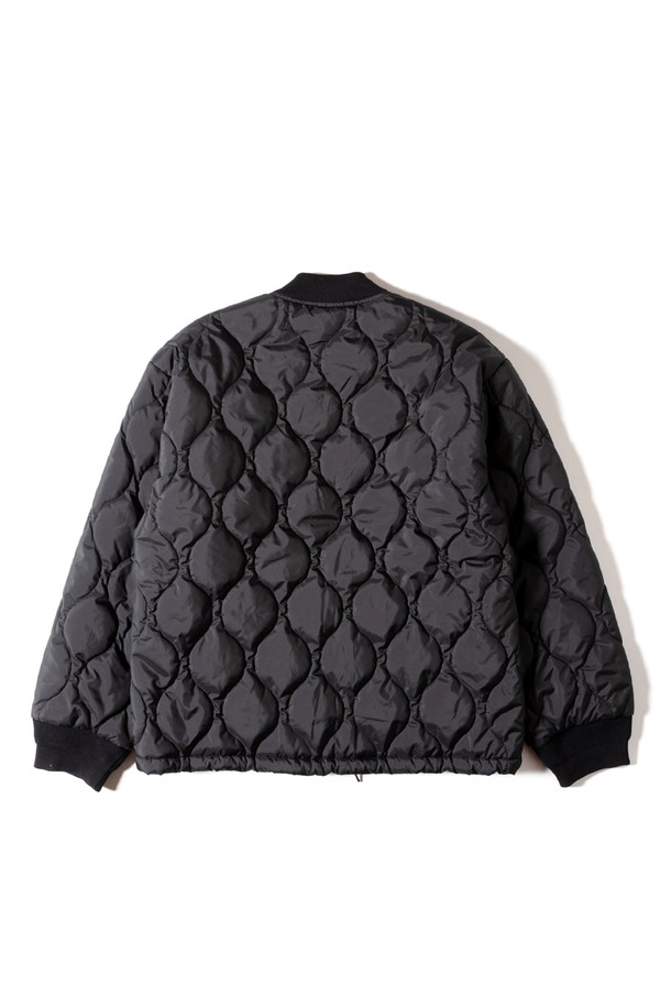 [GSMCT-054] 워터 리펠런트 퀼팅 블루종은 남성용 아우터로, 가을과 겨울에 착용하기 좋습니다. 블랙 컬러의 레귤러핏 블루종으로, 밀리터리 및 빈티지 스타일을 연출하며, 퀼팅 패턴이 특징입니다. 폴리에스테르 소재로 제작되어 두꺼운 두께감을 자랑하며, 발수 기능이 있어 일상생활은 물론 출근룩으로도 활용 가능합니다. 스냅 버튼으로 여밈 방식을 갖춘 긴 소매 블루종으로 클래식, 미니멀, 워크웨어 스타일을 즐기는 분들께 추천합니다.
