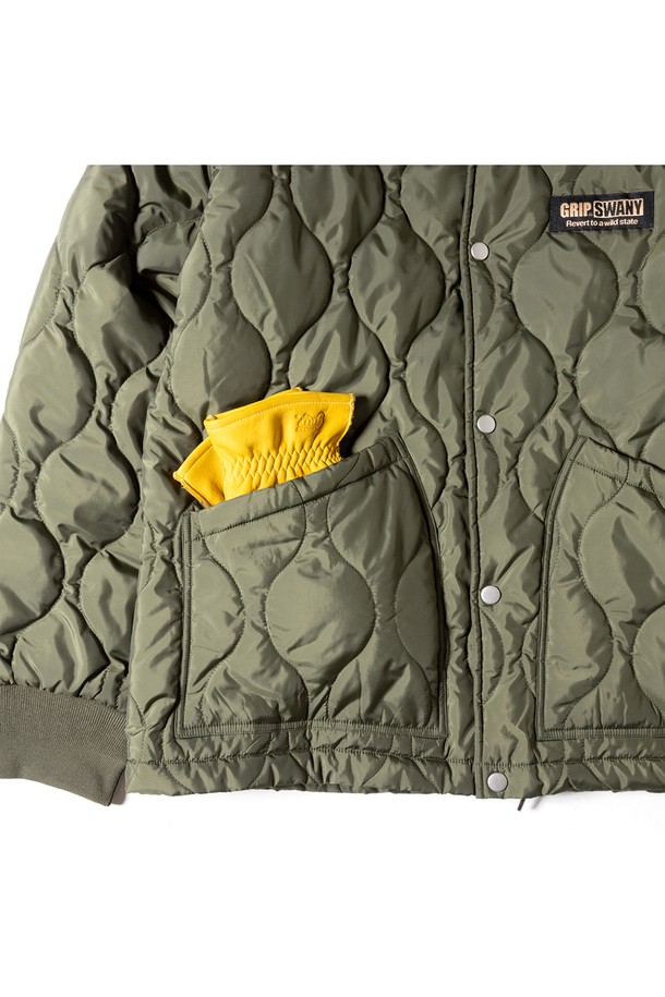 [GSMCT-054] 워터 리펠런트 퀼팅 블루종 올리브는 가을, 겨울 시즌에 적합한 남녀 공용 아우터입니다. 퀼팅 디테일과 밀리터리 스타일이 특징이며, 레귤러 핏으로 편안하게 착용 가능합니다. 방수 및 발수 기능이 있어 일상생활은 물론 출근룩, 여행룩으로도 활용도가 높습니다. 스냅 버튼 여밈 방식과 긴 소매 기장으로 디자인되었으며, 폴리에스테르 소재의 두꺼운 두께감으로 보온성을 더했습니다. 캐주얼, 클래식, 미니멀 스타일을 모두 소화할 수 있는 활용도 높은 블루종입니다.
