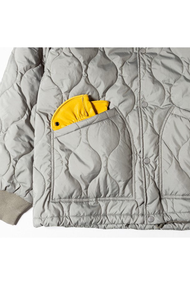 [GSMCT-054] 워터 리펠런트 퀼팅 블루종 카키는 가을, 겨울 시즌에 어울리는 남성용 블루종입니다. 밀리터리 스타일과 빈티지 무드를 결합한 디자인으로, 레귤러핏에 두꺼운 폴리에스테르 소재를 사용하여 보온성을 높였습니다. 퀼팅 패턴과 집업 여밈 방식이 특징이며, 발수 기능을 갖춰 일상생활과 출근룩에 실용성을 더했습니다. 클래식, 워크웨어, 캐주얼 스타일을 모두 소화할 수 있는 다재다능한 아우터입니다.
