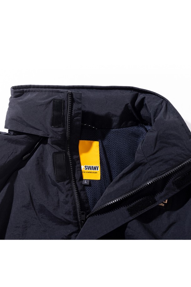 **[GSMJ-055] 리플렉티브 라인 필드 재킷 블랙**은 남성용 필드 재킷으로, 일상 및 아웃도어 활동에 적합합니다. MACLOWLY® 발수 소재와 방수 기능을 갖춰 변덕스러운 날씨에도 쾌적함을 유지하며, 탈부착 가능한 후드와 기모 메쉬 안감으로 보온성을 더했습니다. 밀리터리 및 스포티 스타일을 결합한 디자인으로, 리플렉티브 테이프 디테일이 야간 활동 시 안전성을 높여줍니다. 출근룩, 여행룩, 캠핑룩 등 다양한 TPO에 캐주얼, 미니멀, 스포티 스타일로 연출할 수 있는 활용도 높은 아이템입니다.
