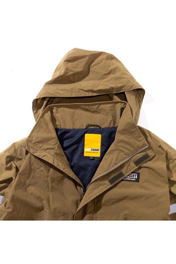 [GSMJ-055] REFLECTIVE LINE FIELD 재킷 카키는 일상, 아웃도어 활동은 물론 여행, 캠핑, 등산 시에도 활용하기 좋은 필드 재킷입니다. 봄, 가을, 겨울 세 계절에 걸쳐 착용 가능하며, 레귤러핏으로 제작되어 편안한 착용감을 선사합니다. 밀리터리 스타일을 기반으로 무지 패턴과 크롭 기장으로 디자인되었으며, 집업 방식으로 간편하게 여밀 수 있습니다. 

주요 소재는 튼튼한 타슬란과 통기성이 좋은 메쉬를 사용하고, 두꺼운 두께감으로 보온성을 높였습니다. 후드와 리플렉티브 테이프 디테일, 발수 기능이 더해져 기능성을 더했으며, 캐주얼, 고프코어, 워크웨어 스타일을 즐겨 입는 분들께 추천합니다.
