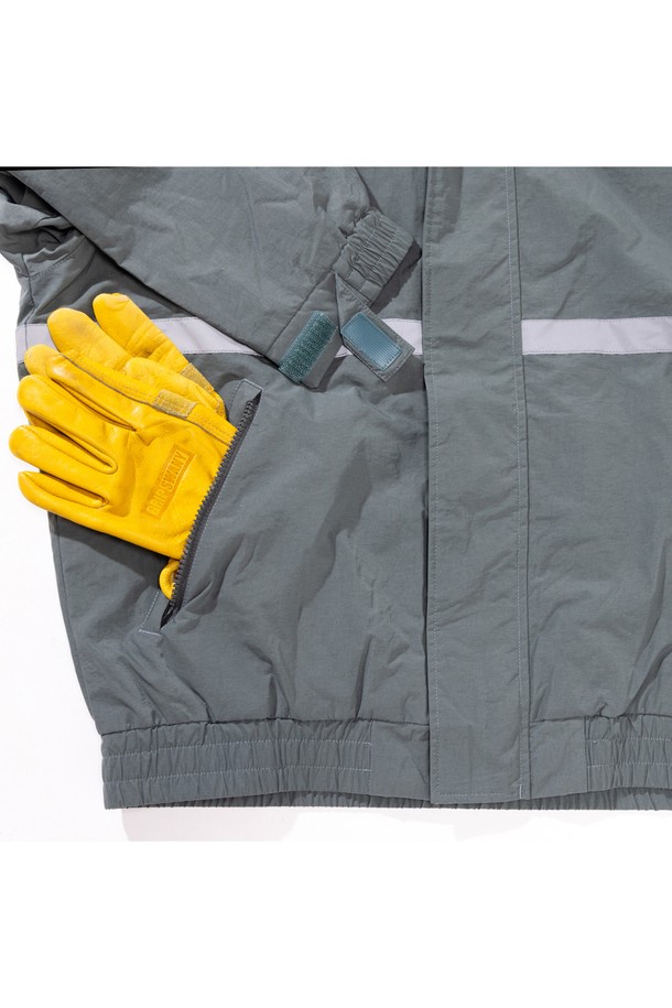 [GSMJ-055] 리플렉티브 라인 필드 재킷 모스 그린은 일상과 아웃도어 활동 모두에 적합한 남녀 공용 아우터입니다. 모스 그린 컬러의 무지 디자인으로 밀리터리 및 스포티 스타일을 연출하며, 봄, 가을, 겨울 세 계절 모두 착용 가능합니다. 레귤러핏의 긴 소매 필드 재킷으로, 후드 탈부착이 가능하며, 리플렉티브 테이프 디테일과 발수 기능, 기모 메쉬 안감을 갖춰 기능성을 높였습니다. 여행, 캠핑, 등산 등 다양한 TPO에 캐주얼, 고프코어, 스포티 스타일로 활용할 수 있는 두꺼운 두께의 재킷입니다.
