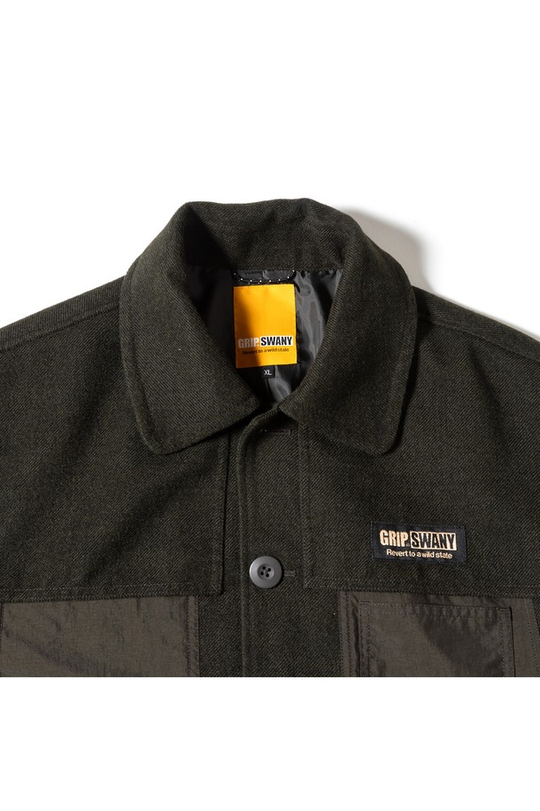 [GSMJ-058] 맥키노 재킷 블랙은 가을과 겨울, 출근룩에 어울리는 남성용 아우터입니다. 멜란지 패턴의 블랙 컬러 트위드 소재로 제작되었으며, 레귤러핏과 두꺼운 두께감으로 보온성을 높였습니다. 넉넉한 수납을 위한 대용량 패치 포켓과 레이어드 스타일링이 가능한 디자인이 특징입니다. 클래식, 캐주얼, 미니멀 스타일을 모두 아우르는 활용도 높은 맥키노 재킷입니다. 버튼 여밈 방식과 긴 소매 기장으로 편안함과 스타일을 동시에 제공합니다.
