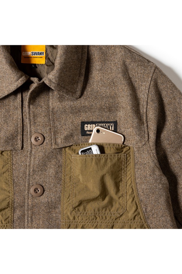 **[GSMJ-058] 맥키노 재킷 브라운**은 가을과 겨울, 일상과 출근룩, 모임룩에 모두 어울리는 남성용 아우터입니다. 멜란지 트위드 소재와 레귤러핏, 레귤러 기장으로 제작되었으며, 뻣뻣한 촉감과 두꺼운 두께감이 특징입니다. 버튼 여밈 방식에 긴 소매, 대용량 패치 포켓 디테일이 돋보이며, 레이어드하여 다양한 스타일 연출이 가능합니다. 캐주얼, 클래식, 워크웨어 스타일을 즐겨 입는 남성분들께 추천합니다.
