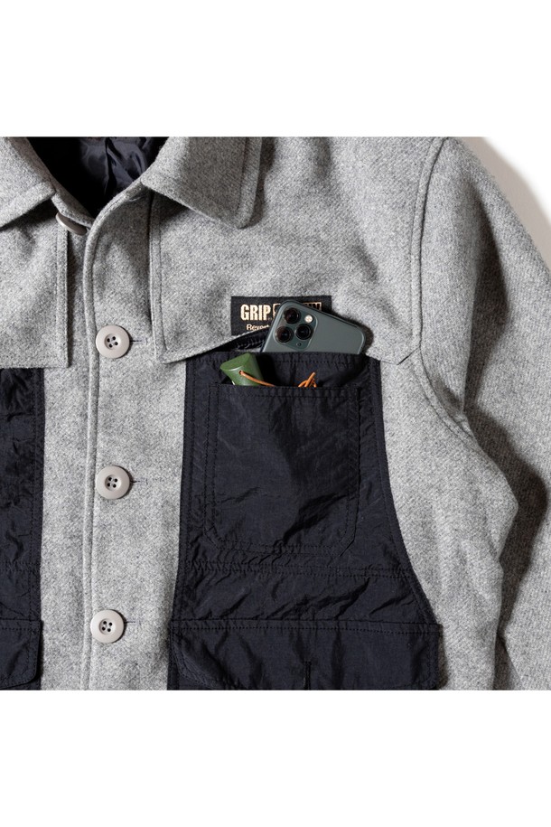 [GSMJ-058] 맥키노 재킷 그레이는 남성용 아우터로, 가을과 겨울에 착용하기 좋은 두꺼운 울 소재의 맥키노 코트입니다. 캐주얼, 클래식, 워크웨어 스타일을 아우르며, 멜란지 또는 트위드 패턴으로 제작되어 유틸리티한 무드를 연출합니다. 레귤러핏으로 편안하게 착용 가능하며, 넉넉한 사이즈의 대용량 패치 포켓이 특징입니다. 출근룩으로 활용하기 좋으며, 레이어드하여 다양한 스타일을 연출할 수 있습니다.

