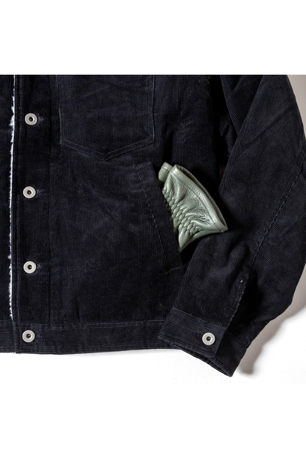 [GSMJ-059] 셔파 트러커 재킷 블랙은 캐주얼, 미니멀, 클래식 스타일을 아우르는 남녀 공용 아우터입니다. 부드러운 코듀로이 소재에 두꺼운 두께감으로 가을과 겨울철 따뜻하게 착용할 수 있으며, 안감은 보아 소재로 처리되었습니다. 숏 기장의 오버핏 디자인으로, 다양한 스타일의 레이어드가 가능하며, 무지 디자인과 블랙 컬러로 어떤 옷에도 쉽게 매치할 수 있습니다. 버튼 여밈 방식과 긴 소매 기장으로 편안함과 스타일을 동시에 잡았습니다.
