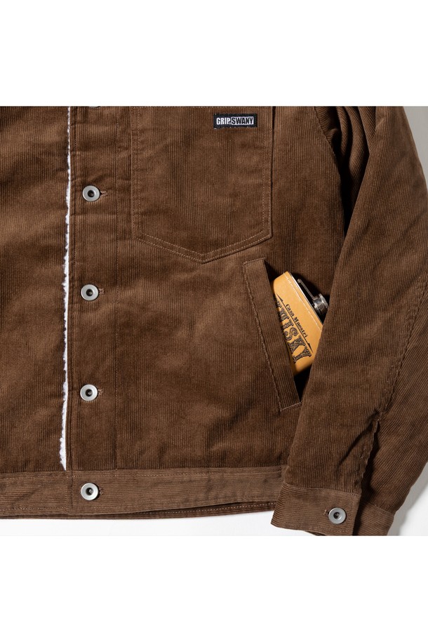 [GSMJ-059] SHERPA TRUCKER JACKET MOCHA는 남녀 모두 착용 가능한 오버핏 트러커 재킷입니다. 톤 다운된 모카 컬러의 코듀로이 소재로 제작되어 부드러운 촉감을 선사하며, 가을과 겨울에 따뜻하게 착용할 수 있습니다. 안감은 퍼(fur)로 되어 있어 보온성을 높였으며, 레이어드하여 다양한 스타일을 연출할 수 있습니다. 데이트룩, 출근룩 등 캐주얼, 클래식, 미니멀한 스타일에 모두 잘 어울립니다.
