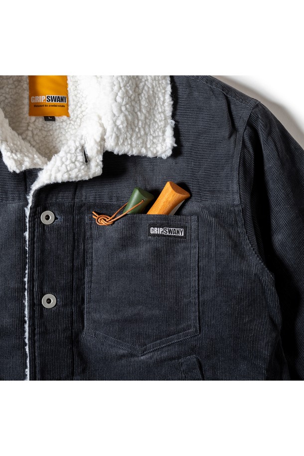 [GSMJ-059] 쉐르파 트러커 재킷 다크 그레이는 남녀 모두 착용 가능한 캐주얼 스타일의 아우터입니다. 가을과 겨울에 적합하며, 부드러운 코듀로이 소재에 두꺼운 두께감으로 보온성을 높였습니다. 숏 기장의 오버핏 디자인으로, 레이어드하여 다양한 스타일을 연출하기 용이합니다. 다크 그레이 컬러의 무지 디자인에 버튼 여밈 방식으로 클래식하고 미니멀한 매력을 더했습니다. 일상 및 출근룩에 활용하기 좋은 트러커 재킷입니다.

