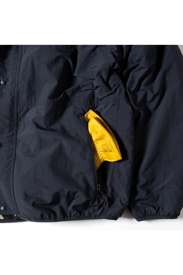 [GSMJ-060] 리버시블 재킷 4.0 블랙은 남성을 위한 아우터입니다. 가을과 겨울에 착용하기 적합하며, 두꺼운 두께감으로 보온성을 높였습니다. 
블랙 컬러의 레귤러핏 디자인으로, 밀리터리 및 캐주얼 스타일을 연출할 수 있습니다. 
나일론 소재의 발수 기능이 있어, 일상생활에서 실용적으로 활용 가능합니다. 
카모 패턴의 리버시블 스타일이며, 긴 소매와 집업 여밈 방식으로 편안하게 착용할 수 있습니다.
미니멀하고 캐주얼한 스타일을 선호하는 남성에게 적합한 아이템입니다.
