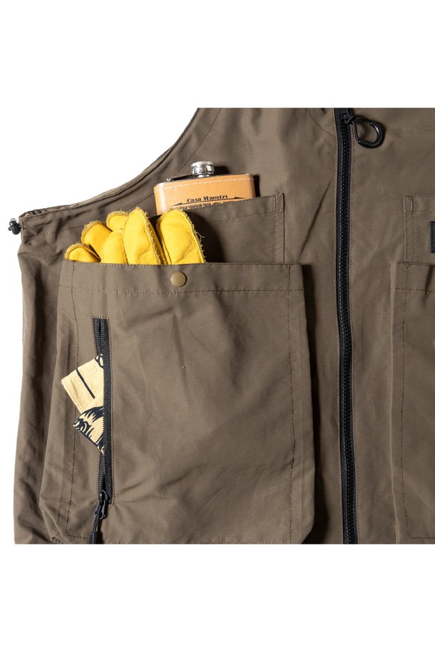 [GSMV-063] 기어 백 베스트 5.0 카키는 아웃도어 및 일상에서 활용하기 좋은 공용 베스트입니다. 봄, 가을에 적합하며, 밀리터리, 아웃도어 스타일을 연출할 수 있습니다. 60/40 크로스 소재를 사용하여 뻣뻣한 촉감을 주며, 백팩 수준의 수납력을 자랑합니다. 하단 지퍼를 열어 토트백으로 변형하여 2WAY 사용이 가능합니다. 여행, 캠핑, 등산 등 다양한 TPO(Time, Place, Occasion)에 고프코어, 캐주얼, 워크웨어 스타일로 연출해 보세요.
