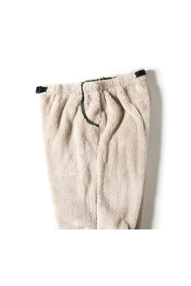 [GSMCP-064] 코랄 플리스 팬츠 라이트 베이지는 부드러운 코랄 플리스 소재로 제작되어 푹신한 촉감과 뛰어난 보온성을 제공하는 겨울철 필수 아이템입니다. 일상, 산책, 여행 등 다양한 TPO에 활용하기 좋은 캐주얼 스타일의 레귤러핏 긴 바지입니다. 라이트 베이지 컬러의 무지 디자인으로 미니멀하고 클래식한 분위기를 연출합니다. 밴딩 처리되어 편안한 착용감을 선사하며, 두꺼운 두께감으로 따뜻하게 몸을 감싸줍니다. 세탁 시에는 세탁망 사용 및 찬물 세탁을 권장하며, 건조기 사용은 피해주세요.
