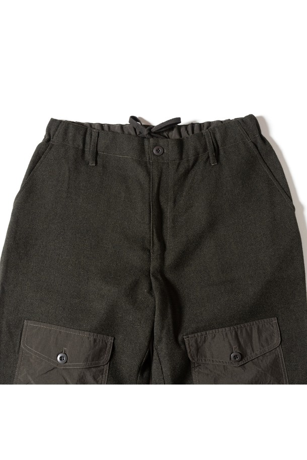 [GSMP-066] 울 라이크 필드 팬츠 카키는 남성용 바지로, 가을과 겨울에 착용하기 좋은 긴 기장의 필드 팬츠입니다. 울 소재를 사용하여 부드러운 촉감과 두꺼운 두께감을 제공하며, 레귤러 핏으로 편안하게 착용할 수 있습니다. 밀리터리 및 워크웨어 스타일을 기반으로 하여 출근룩과 비즈니스 캐주얼, 클래식, 워크웨어, 미니멀 스타일에도 잘 어울립니다. 카키 색상의 무지 디자인에 무릎 보강과 포켓 디테일, 멜란지 원단으로 포인트를 더했습니다.
