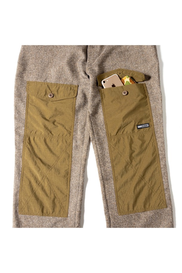 [GSMP-066] 울 라이크 필드 팬츠 브라운은 가을, 겨울 시즌 남성 고객을 위한 레귤러핏 긴바지입니다. 울 소재 특유의 부드러운 촉감과 멜란지 텍스처가 특징이며, 일상 및 아웃도어 활동에 적합합니다. 밀리터리, 워크웨어 스타일을 기반으로 무릎 보강과 포켓 디테일, 밴딩 처리로 활동성을 높였습니다. 넉넉한 두께감으로 보온성을 제공하며 출근룩, 캠핑룩 등 다양한 TPO에 클래식, 워크웨어, 미니멀 스타일로 활용하기 좋습니다.
