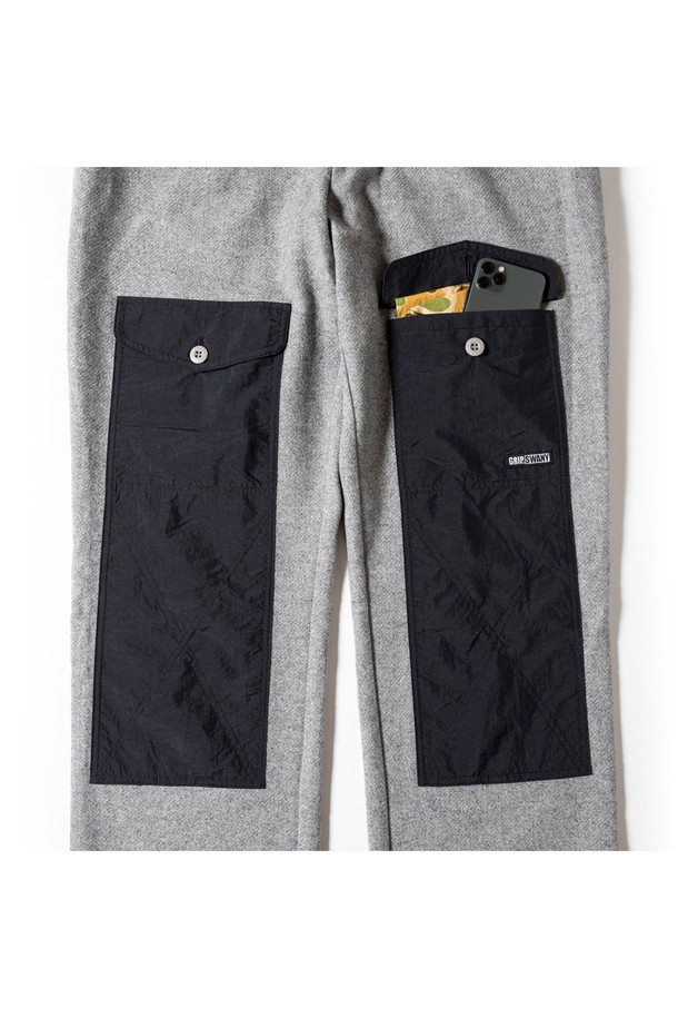 [GSMP-066] 울 라이크 필드 팬츠 그레이는 가을, 겨울 시즌에 어울리는 남성용 필드 팬츠입니다. 멜란지 패턴의 울 라이크 소재를 사용하여 부드러운 촉감과 트위드 느낌을 살렸으며, 레귤러 핏으로 편안하게 착용 가능합니다. 일상 및 아웃도어 활동 모두에 적합하며, 무릎 보강과 포켓 디테일로 실용성을 더했습니다. 워크웨어와 밀리터리 스타일을 결합하여 클래식하면서도 미니멀한 무드를 연출하며, 출근룩으로도 활용하기 좋습니다. 관리 또한 용이합니다.
