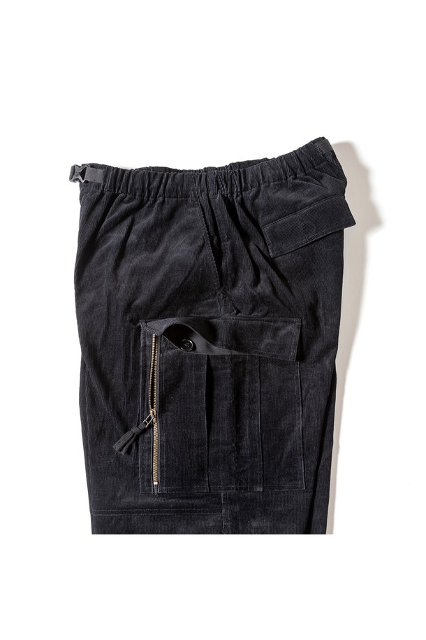 [GSMP-067] 코듀로이 부쉬 팬츠 블랙은 밀리터리 스타일과 캐주얼 무드를 동시에 느낄 수 있는 남성용 긴바지입니다. 가을과 겨울에 적합한 두꺼운 두께의 코듀로이와 면 혼방 소재로 제작되어 따뜻하고 편안한 착용감을 제공합니다. 루즈핏으로 활동성을 높였으며, 밀리터리 스타일 포켓 디테일과 밑단 스트링으로 포인트를 더했습니다. 허리 부분은 스핀들 테이프와 당김 손잡이로 조절 가능하며, 캠핑룩이나 워크웨어 스타일 연출에 활용하기 좋습니다. 블랙 컬러의 무지 디자인으로 다양한 상의와 손쉽게 매치할 수 있습니다.
