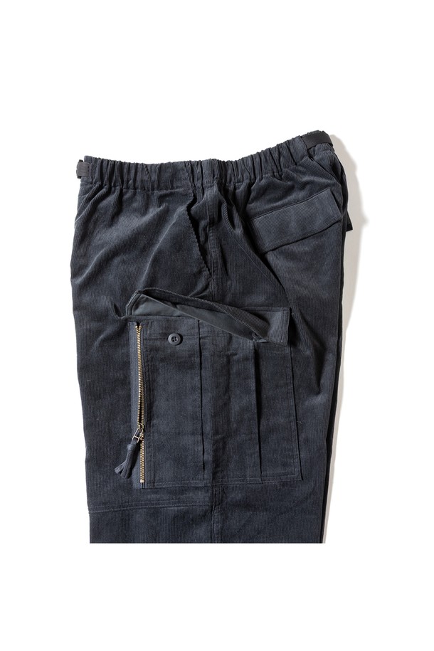 [GSMP-067] 코듀로이 부쉬 팬츠 다크 그레이는 가을, 겨울 시즌에 어울리는 남성용 바지입니다. 두꺼운 코듀로이와 면 혼방 소재로 제작되어 따뜻하고 편안한 착용감을 제공합니다. 다크 그레이 컬러의 무지 디자인에 레귤러 핏으로, 밀리터리 및 캐주얼 스타일을 연출하기 좋습니다. 밑단 스트링과 포켓 디테일이 돋보이며, 스핀들 테이프 밴딩으로 허리 조절이 용이합니다. 일상복으로 활용하기 좋은 실용적인 아이템입니다.
